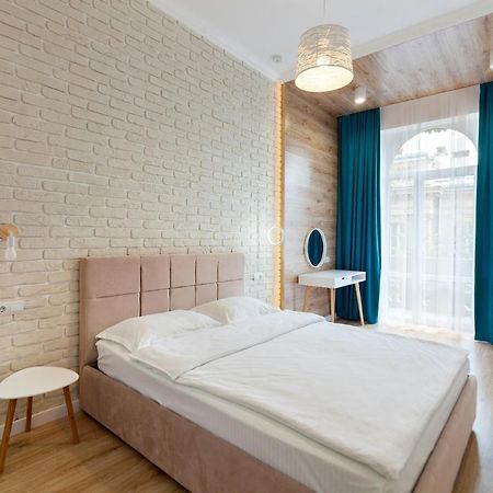 Leogrand Three Bedrooms Vip Apartments On Kniazia Romana 12 Lviv Ngoại thất bức ảnh