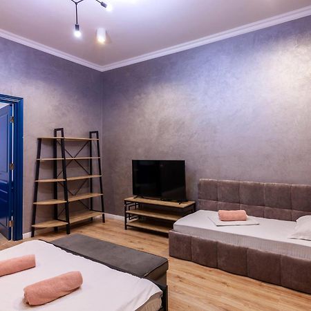 Leogrand Three Bedrooms Vip Apartments On Kniazia Romana 12 Lviv Ngoại thất bức ảnh