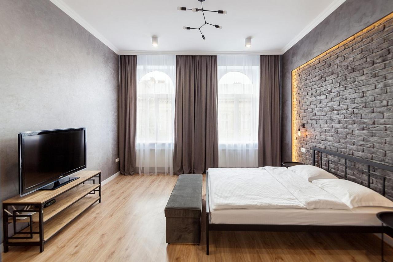 Leogrand Three Bedrooms Vip Apartments On Kniazia Romana 12 Lviv Ngoại thất bức ảnh